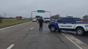 Patrullero y personal policial en accidente sobre la Autopista Córdoba-Rosario