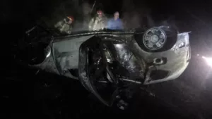 Dos adultos y un bebé perdieron la vida incendiarse un auto