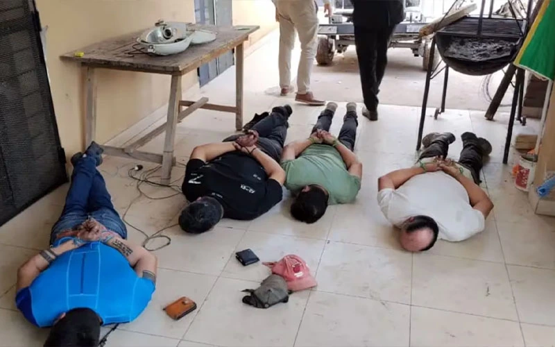 Tucumán: escándalo por policías que usaron presos como obreros.