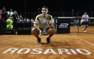 Ceremonia de premiación del Challenger de Rosario con Ugo Carabelli como campeón