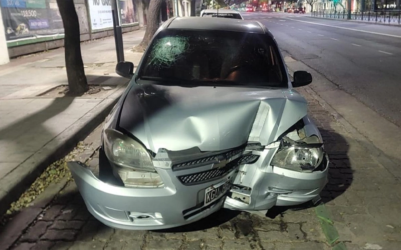Un auto chocó contra una parada de colectivos en Alberdi y Génova.