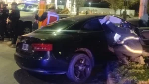 Un auto se estrelló contra una columna en el cruce de Mendoza y Wilde