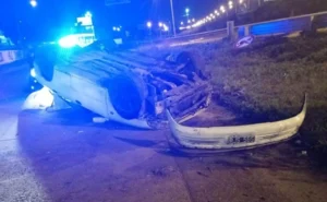 Un automóvil protagonizó un vuelco en Circunvalación