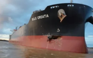 Un barco impactó con una barcaza a la altura de San Nicolás
