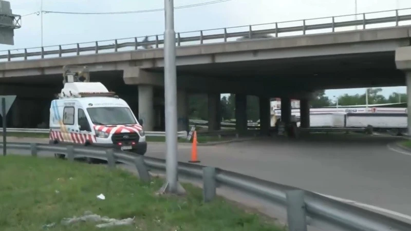 Un camión sin frenos embistió a dos operarios en Circunvalación.