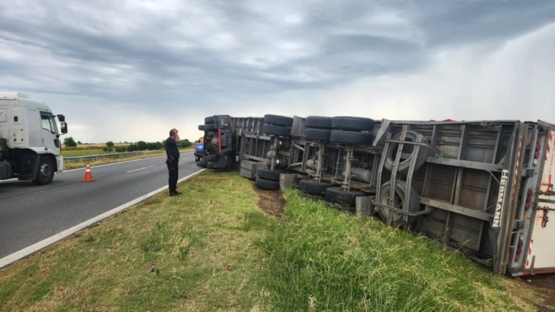 Un camión volcó en la autopista Rosario-Córdoba por el fuerte viento.