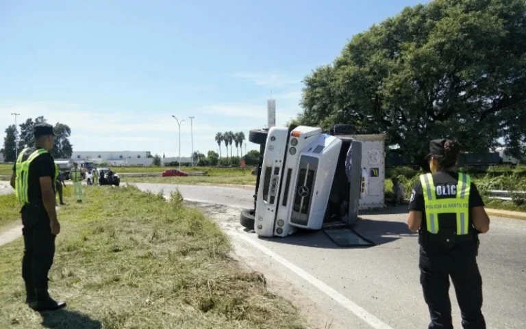 Un camionero volcó en plena Circunvalación por evitar motochorros 