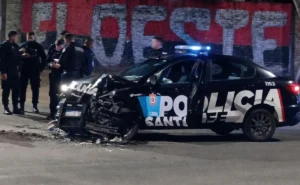 Patrullero y colectivo tras un choque en la zona oeste de Rosario