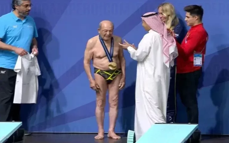 Un clavadista iraní de 100 años, recibió una medalla de oro