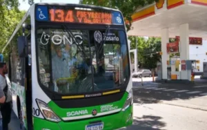 Un colectivo a GNC circula, a modo de prueba en Rosario