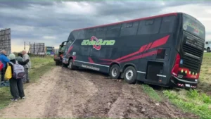 Un colectivo con destino a Jujuy quedó encajado en el acceso a Funes