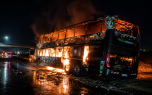 Colectivo incendiado en la autopista Rosario-Buenos Aires