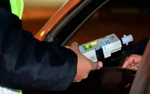 Esquivó un control estando ebrio y atropelló a un empleado municipal