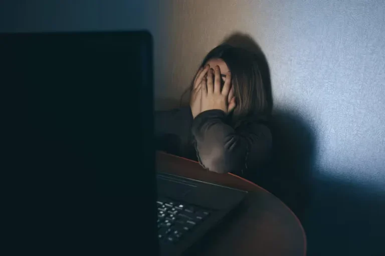 Usó IA para editar videos porno con la cara de sus compañeras