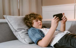 El uso de pantallas en la infancia afecta el lenguaje, según estudio