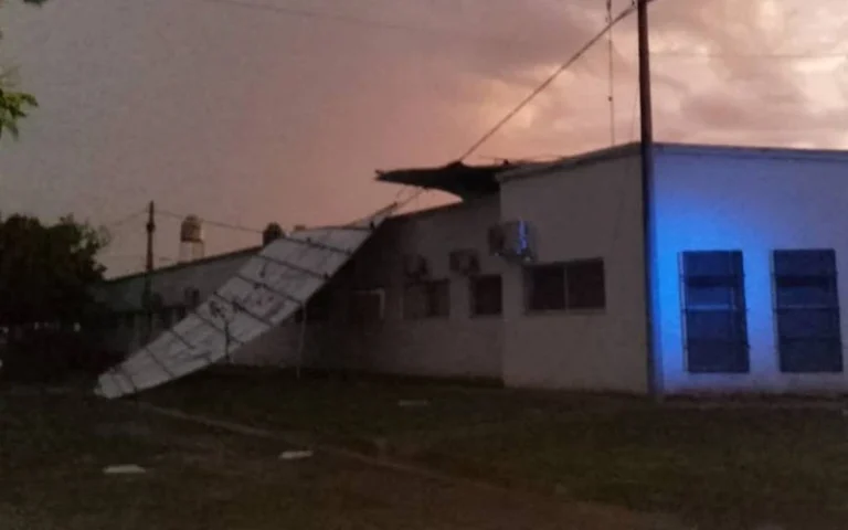 Un fuerte temporal causó destrozos y cortes en Villa Constitución.