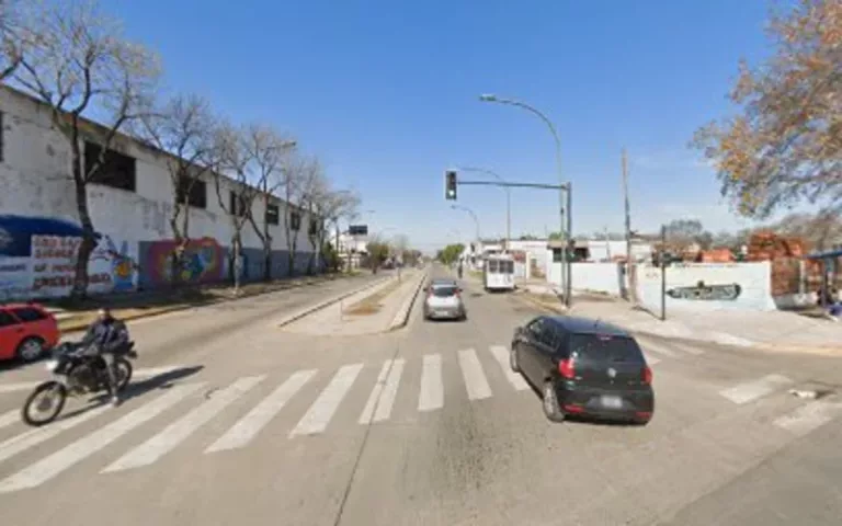 Un hombre fue arrastrado por un auto tras una discusión de tránsito