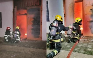 Movil policial frente a un comercio afectado por un incendio en la zona sur de Rosario