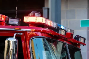 Bomberos trabajan tras un incendio en una vivienda del macrocentro rosarino