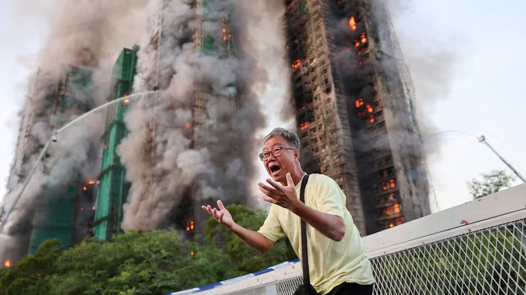 Un incendio en Hong Kong devastó un complejo residencial, dejó 55 muertos y abrió una investigación por fallas en la obra.
