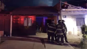 Destrucción total de una casa por un incendio en Tablada