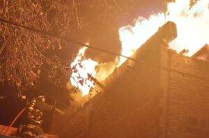 Gran incendio en un depósito de zona norte