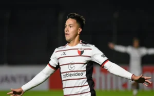Un jugador de Colón presentó a su novio y marcó un hito en el fútbol argentino
