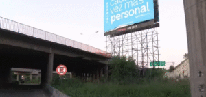 Un operario cayó más de diez metros mientras montaba un cartel.