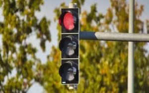 Un patrullero pasó un semáforo en rojo y chocó a varios autos