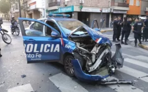 Un patrullero quedó destruido tras impactar con un colectivo