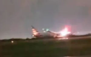 Ezeiza: un rayo impactó en un avión mientras despegaba
