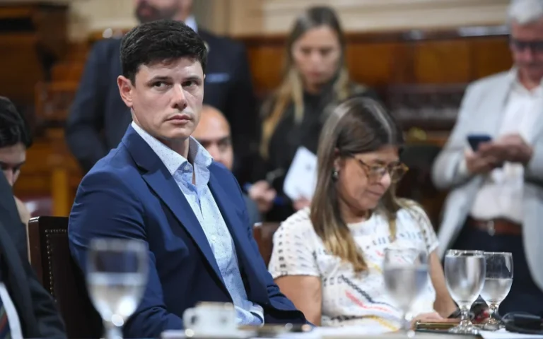 Un senador libertario propone educación financiera en secundarias