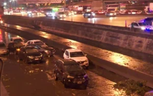 Un temporal extraordinario inundó Buenos Aires y dejó autos bajo el agua.