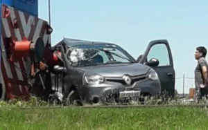 Un tren arrolló a un remis con cuatro ocupantes en Cabín 9