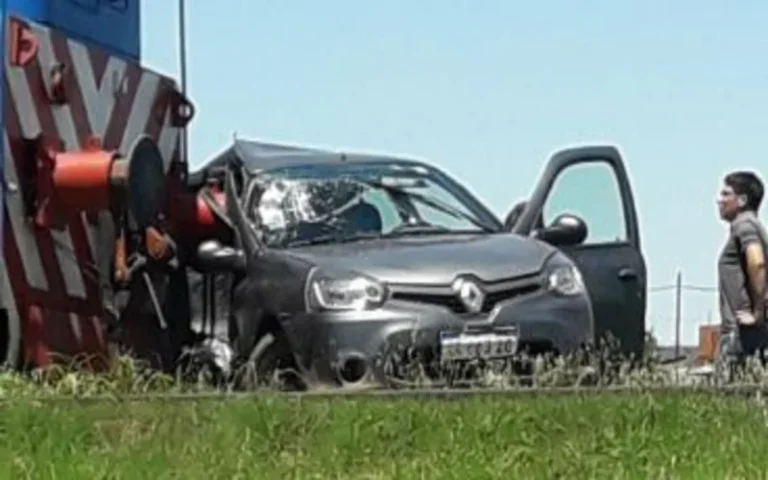 Un tren arrolló a un remis con cuatro ocupantes en Cabín 9