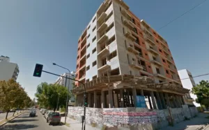 Una adolescente fue arrojada de un balcón por su novio