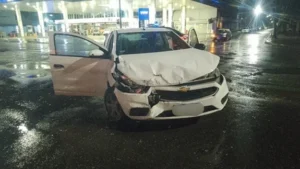 ambulancia chocó contra un automóvil