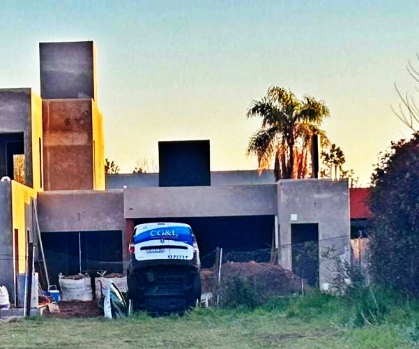 Una ambulancia terminó en una pileta tras una persecución policial.