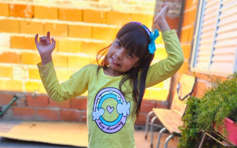 Una campaña solidaria busca ayudar a una niña con epilepsia refractaria.