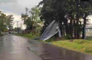 Una cola de tornado causó serios destrozos en Roldán.