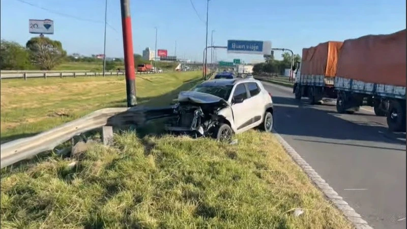 Una conductora se descompensó y chocó al ingresar a Rosario.