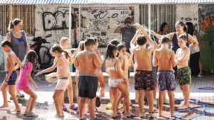niños mojados con la manguera en los recreos Rosario