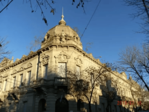 Una joven demandó a su abuela por la cuota alimentaria