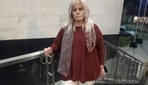 Una fiscal denunciada se encadenó a tribunales en Cañada de Gómez