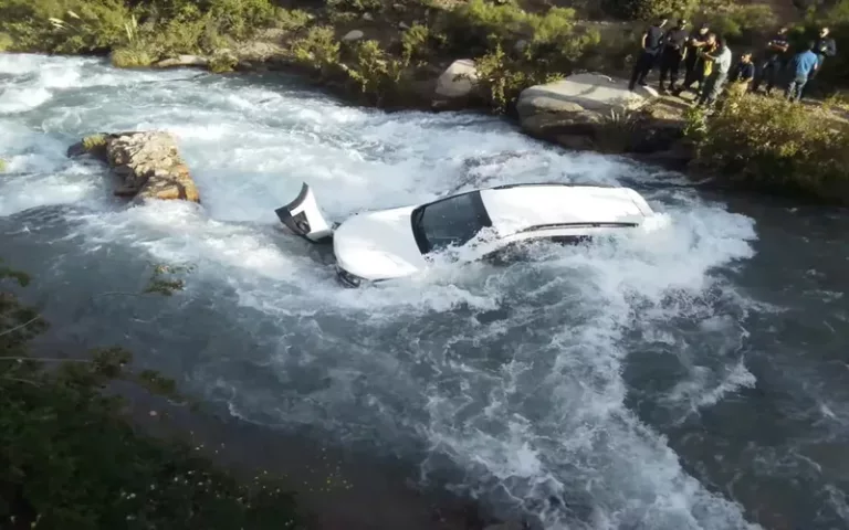 Una joven falleció luego de que su auto cayera a un arroyo