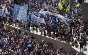 Una multitud marchó al Monumento en rechazo del DNU y la Ley Ómnibus
