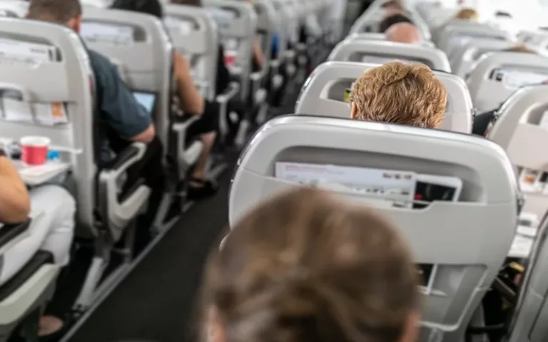 Una pasajera se negó a intercambiar su asiento de avión