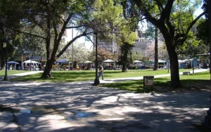 Una pelea en plaza Sarmiento terminó con una mujer apuñalada.