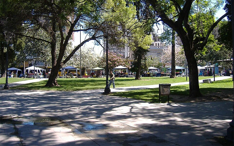 Una pelea en plaza Sarmiento terminó con una mujer apuñalada.