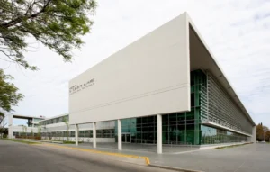 Fachada de un supermercado chino en Rosario con móvil policial en la puerta